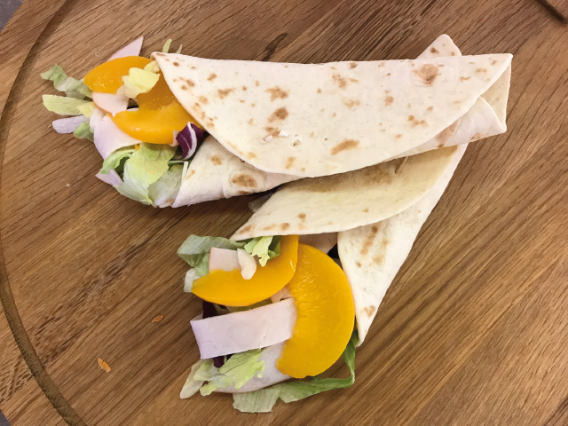 Wraps met gerookte kip en perzik