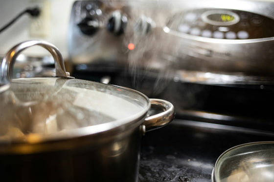 De Zwitserse staafmixer die al decennia meegaat. Bamix mixt, klopt en pureert moeiteloos, een klassieker in de keuken.
