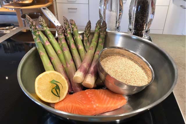 Wokgerecht met quinoa, asperges en zalm