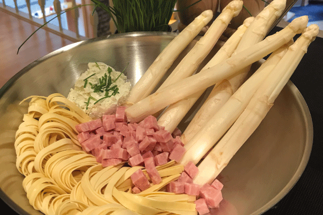 Asperges met tagliatelle